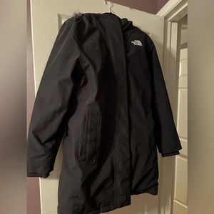 Selling a size L women’s arctic parka in TNF black. Purchased 12/2022